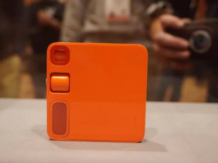 इस लेख में हम आपको यही बताने वाले हैं कि ये Rabbit R1 डिवाइस क्या है और कैसे काम करता है. इस डिवाइस को CES 2024 में पेश किया गया था और लॉन्च के पहले दिन ही इसकी 10,000 यूनिट्स बिक गई थी. इसकी कीमत 199 डॉलर यानि लगभग 16,545 रुपये है.