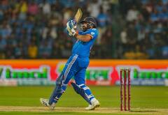 Rohit Sharma: इंसान नहीं, सिक्स हिटिंग मशीन हैं रोहित शर्मा! T20I में छक्कों से लगा दिया रिकॉर्ड्स का ढेर