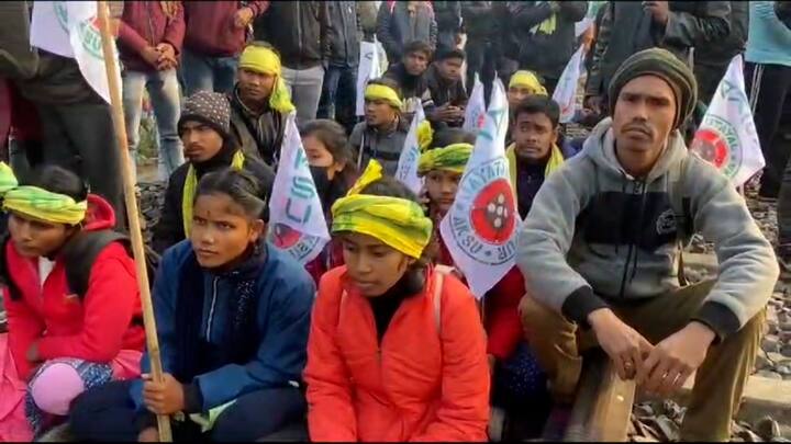 যতক্ষণ তাঁরা কোনও সদুত্তর না পাচ্ছেন, তত ক্ষণ আন্দোলন চলবে, জানিয়ে দিয়েছেন আন্দোলনকারীরা। অপ্রীতিকর ঘটাতে বিপুল সংখ্যক রেল পুলিশ মোতায়েন করা হয়েছে সেখানে। বারবার কথা হচ্ছে রেল-কর্তাদের সঙ্গে।   