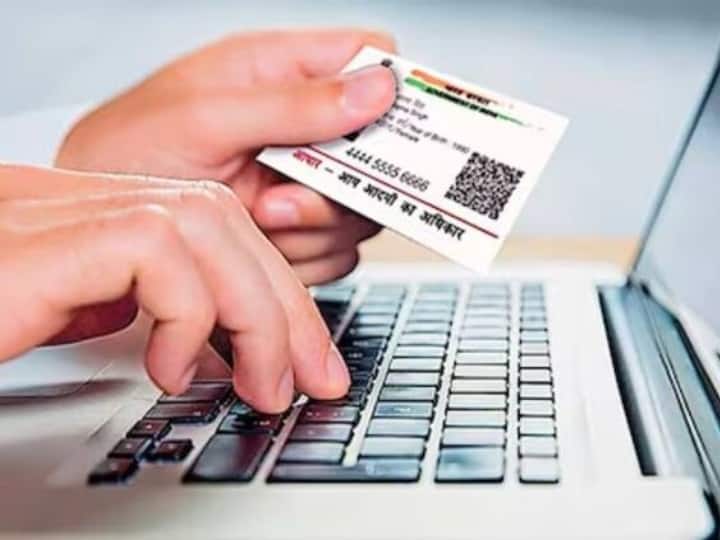 आधार में दर्ज जानकारी के कारण इस यूनिक नंबर को किसी से शेयर न करने की सलाह दी जाती है ताकी आप धोखाधड़ी से सुरक्षित रहें.