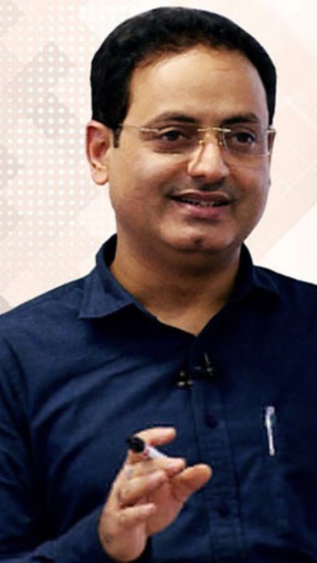 वे इसके साथ-साथ फेमस