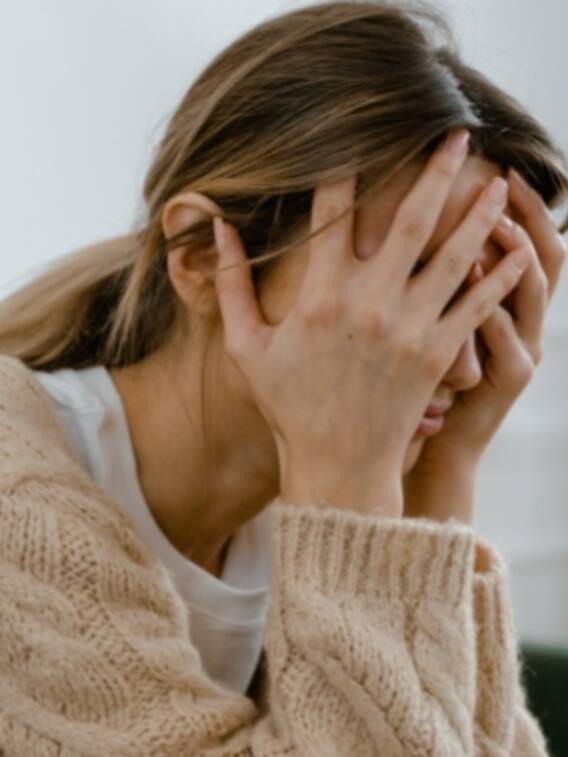 क्या आप भी मानसिक तनाव में हैं? इन 6 संकेतों को पहचानें