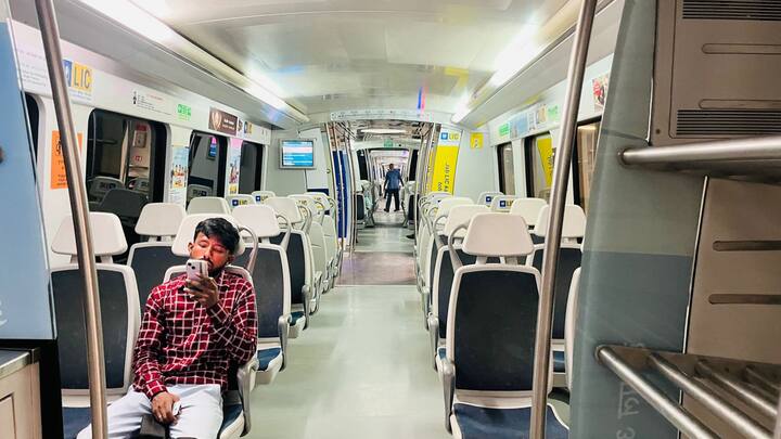 जिन लोगों के पास कार्ड नहीं है, उन्हें टिकट काउंटर की लंबी लाइन में लगना पड़ता है. वीकेंड और पीक आवर्स में ये भीड़ और ज्यादा बढ़ जाती है.