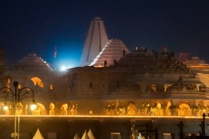इस दौरान मंदिर के चारों ओर गजब की लाइटिंग की गई. यह दृश्य किसी अजूबे से कम प्रतीत नहीं होता. कार्यक्रम के भव्य आयोजन से पहले आज मंदिर के साथ-साथ आसपास की जगहों की सुंदरता भी देखते बन रही है.