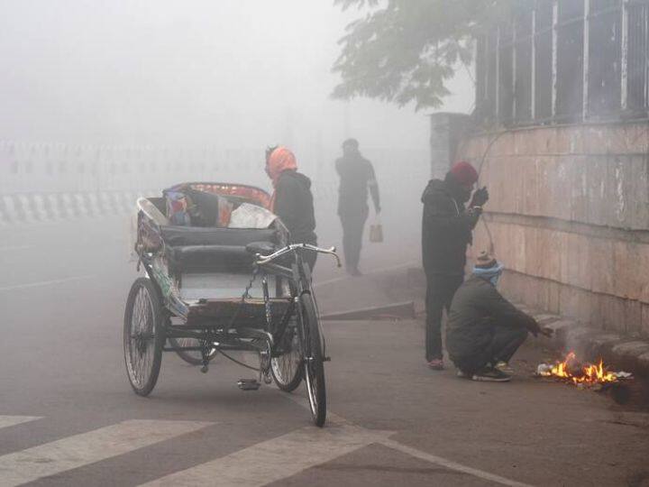 मौसम विभाग ने बताया है कि उत्तर भारत के ज्यादातर राज्यों में घना कोहरा और हाड़ कंपा देने वाली सर्दी पड़ने वाली है. अगले चार दिनों के लिए कोल्ड डे की संभावना जताई गई है. लोगों से कहा गया है कि वे खुद को जितना ज्यादा हो सके उतना ठंड से बचाने की कोशिश करें.