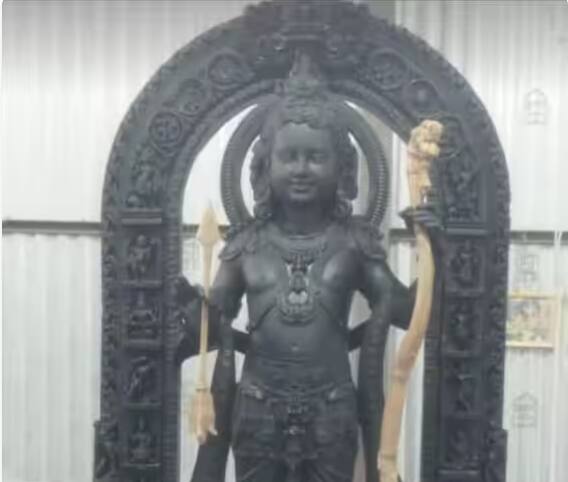 22 ਜਨਵਰੀ ਨੂੰ ਅਯੁੱਧਿਆ ਵਿੱਚ ਪ੍ਰਾਣ ਪ੍ਰਤੀਸ਼ਠਾ ਪ੍ਰੋਗਰਾਮ ਹੋਣਾ ਹੈ। ਇਸ ਦੌਰਾਨ ਰਾਮਲਲਾ ਦੀ ਪੂਰੀ ਤਸਵੀਰ ਸਾਹਮਣੇ ਆਈ ਹੈ। ਇਸ ਤਸਵੀਰ ਵਿੱਚ ਭਗਵਾਨ ਰਾਮ ਨੇ ਆਪਣੇ ਖੱਬੇ ਹੱਥ ਵਿੱਚ ਧਨੁਸ਼ ਅਤੇ ਸੱਜੇ ਹੱਥ ਵਿੱਚ ਤੀਰ ਫੜਿਆ ਹੋਇਆ ਹੈ।