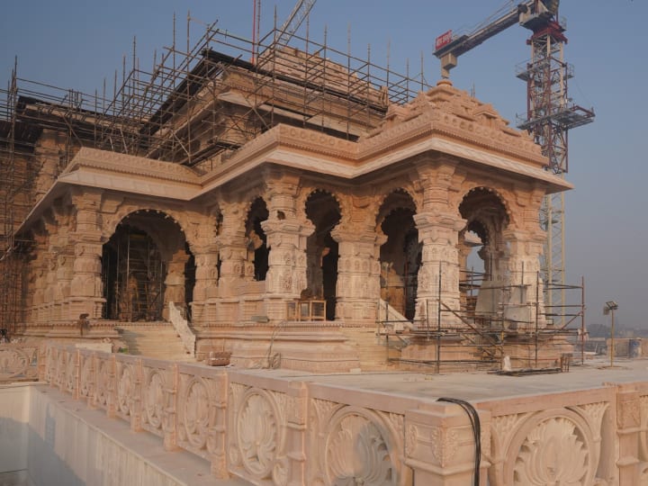 मंदिर परंपरागत नागर शैली में निर्मित हो रहा है. मंदिर निर्माण के लिए सामग्री भारत के विभिन्न क्षेत्रों, जैसे- राजस्थान, तेलंगाना, मध्य प्रदेश और अन्य प्रदेशों से लाई गई है.