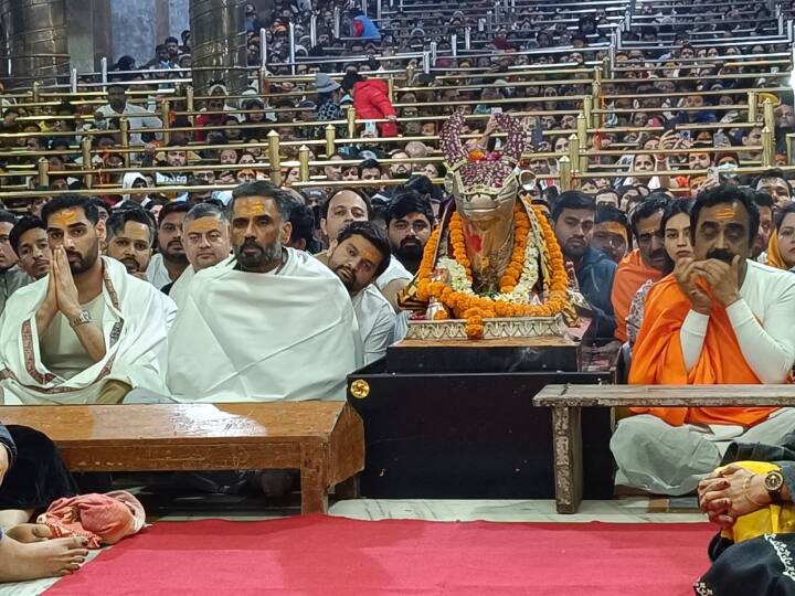 Sunil Shetty Bollywood star visits Mahakal Temple in Ujjain with family ANN Sunil Shetty In Mahakal Mandir: भगवान का अशिर्वाद लेने महाकाल के दरबार पहुंचे सुनील शेट्टी, भस्म आरती में हुए शामिल