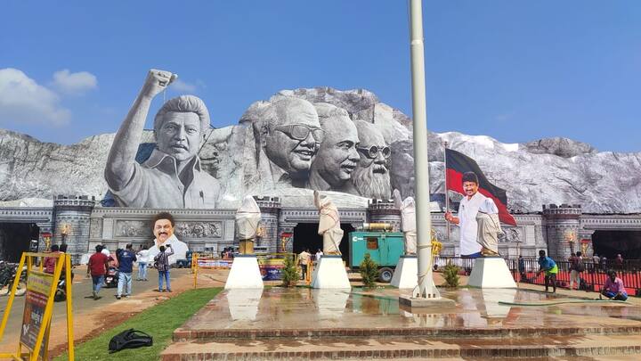 மாநாடு மைதானத்தின் முகப்பில் பெரியார், அண்ணா, கலைஞர் ஆகியோரது முகங்கள் பதிக்கப்பட்ட கோட்டை போன்று அமைக்கப்பட்டுள்ளது.