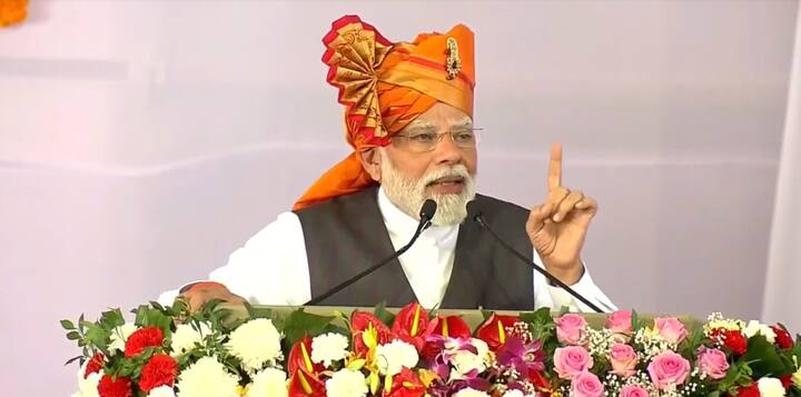 तसेच, आपल्या घराची चावी देण्यासाठी मी स्वतः आलो आहे. आज मोदींनी एक गॅरंटी पूर्ण केली. मोदींची गॅरंटी म्हणजे गॅरंटी पूर्ण होण्याची गॅरंटी, असं मोदी म्हणाले.(Photo Credit : facebook/mieknathshinde)