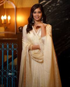 Amritha Aiyer Photos : சந்தன நிற உடையில் மிளிரும் அம்ரிதா ஐயரின் அழகிய புகைப்படங்கள்!