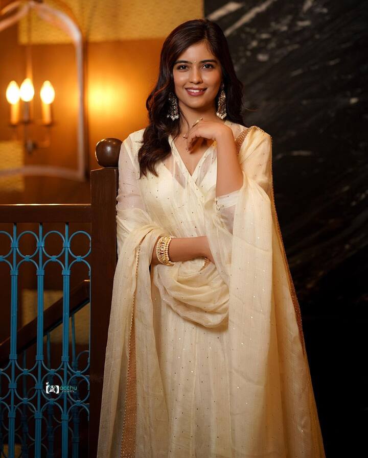 நடிகை அம்ரிதா ஐயர் தென்னிந்திய திரையுலகில் வளர்ந்து வரும் நடிகைகளுள் ஒருவர்.