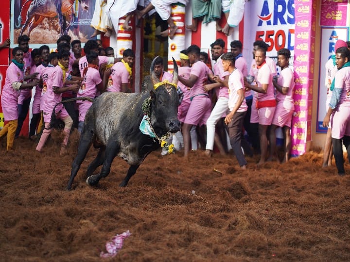 Jallikattu: அலங்காநல்லூர் ஜல்லிக்கட்டில் 2வது பரிசை வாங்க மறுத்த மாடுபிடி வீரர் அபிசித்தர் ஆட்சியர் அலுவலகத்தில் புகார்