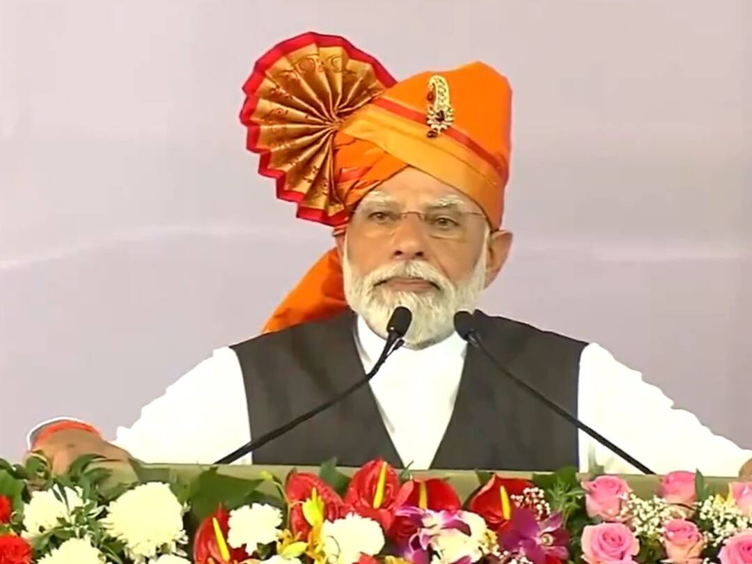 PM Modi Breaks Down At PMAY Event In Maharashtra Solapur కన్నీళ్లు పెట్టుకున్న ప్రధాని మోదీ, చిన్ననాటి పేదరికాన్ని తలుచుకుని భావోద్వేగం