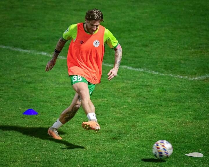 তবে মোহনবাগানের সামনে যেমন জয় ছাড়া শেষ চারে যাওয়ার আর কোনও রাস্তা নেই, ইস্টবেঙ্গলের সামনে এই ম্যাচ ড্র করেও শেষ চারে যাওয়ার রাস্তা খোলা আছে।