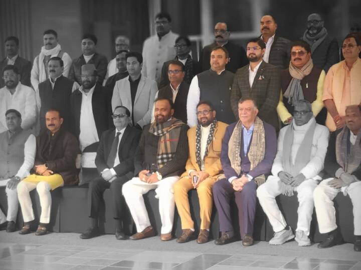Om Prakash Rajbhar and BJP Mla seen with Samajwadi Party MLAs in Lucknow See Photo UP Politics: सपा विधायकों के बीच नजर आए ओम प्रकाश राजभर, कुछ BJP विधायक भी दिखे, देखें तस्वीरें