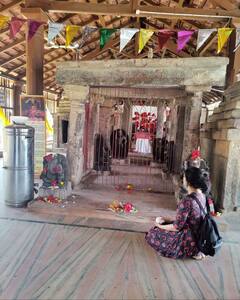 ‘बस्तर: द नक्सल स्टोरी’ की शूटिंग से पहले दंतेश्वरी माता का आशीर्वाद लेने पहुंचीं अदा शर्मा, मंदिर में शंख बजाती आईं नजर