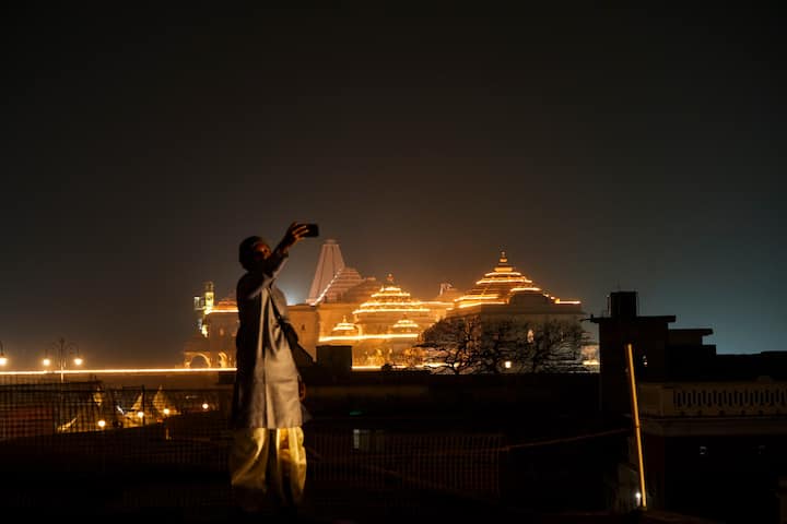 रोशनियों में नहाया राम मंदिर का नजारा इतना मनमोहक था कि लोग मंदिर के साथ सेल्फी लेते नजर आए.