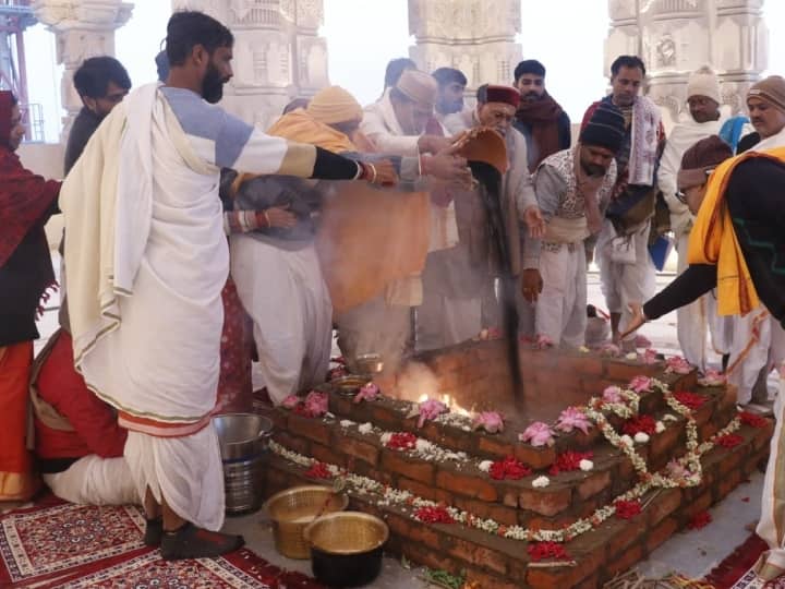 श्रीराम जन्मभूमि तीर्थ क्षेत्र ने एक्स पर फोटो शेयर कर लिखा कि शुक्रवार को श्री रामजन्मभूमि स्थित श्री राम प्रतिष्ठा कार्य के अन्तर्गत अरणि से प्रकट अग्नि की नवकुण्डों में स्थापना हुई.