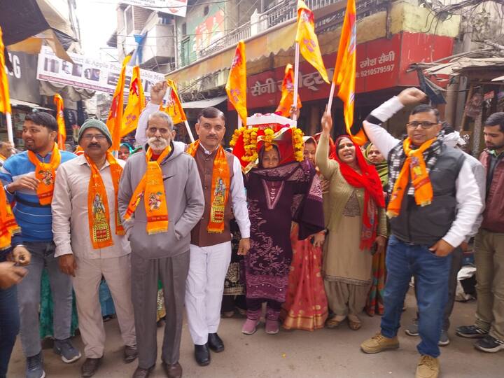 जिसके बाद कस्बे के गोविंद मंदिर में इस यात्रा का समापन कर सुहाग चूड़ा एवं श्रृंगार का सामान श्रीराम जन्मभूमि तीर्थ क्षेत्र न्यास पदाधिकारियों को सौंपा. पदाधिकारियों द्वारा अयोध्या राम मंदिर प्राण प्रतिष्ठा कार्यक्रम में यह श्रृंगार शामिल किया जाएगा.