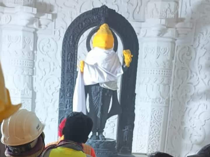 Ramlala Idol: अयोध्या के राम मंदिर में रामलला की प्राण प्रतिष्ठा के लिए अनुष्ठान किए जा रहे हैं. इस बीच गुरुवार (18 जनवरी) को राम मंदिर के गर्भगृह में रामलला की मूर्ति रखी गई.