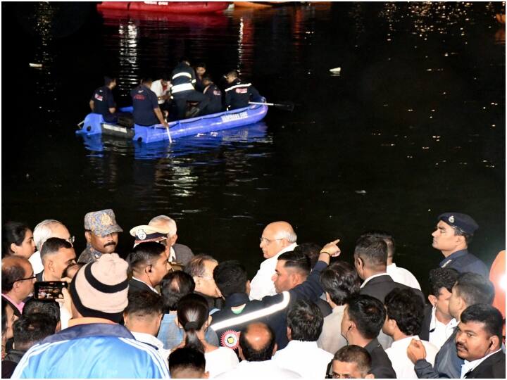 सीएम भूपेंद्र पटेल ने गुरुवार देर शाम घटनास्थल का दौरा किया और जीवित बचे लोगों और मृतकों के परिजनों से मिलने के लिए जानवी अस्पताल और सरकारी एसएसजी अस्पताल का दौरा किया.