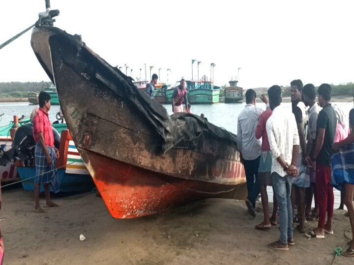 சீர்காழி அருகே நடுக்கடலில் எரிந்த படகு - ஆறு மீனவர்கள் படுகாயம்