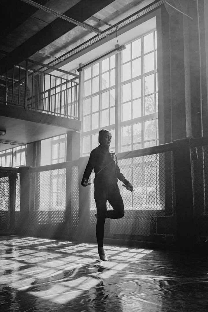 उडी मारणे अवघड वाटण्याचे कारण म्हणजे उडी मारल्याने स्नायू आणि सांध्यांवर खूप ताण येतो.धावताना उडी मारण्यासाठी लँडिंगपेक्षा तिप्पट ऊर्जा लागते, जी तुमच्या शरीराच्या वजनाच्या दोन ते तीन पट आहे मात्र दोरीवर उडी मारणे हे सहज जमते.   [Photo Credit : Pexel.com]