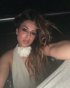 Nia Sharma Photos: फिर रिवीलिंग आउटफिट में कैमरे के सामने इठलाती दिखीं निया शर्मा, तस्वीरों ने हाई किया इंटरनेट का पारा