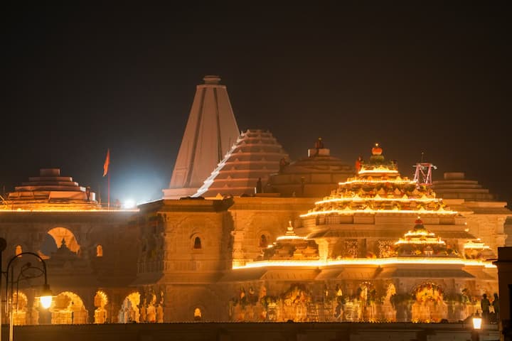 प्राण प्रतिष्ठा कार्यक्रम के समय रामलला विराजमान गर्भगृह में होंगे. शुक्रवार (19 जनवरी) को अयोध्या में दुनिया के सबसे बड़े दीये (300 फुट) भी जलाए गए.