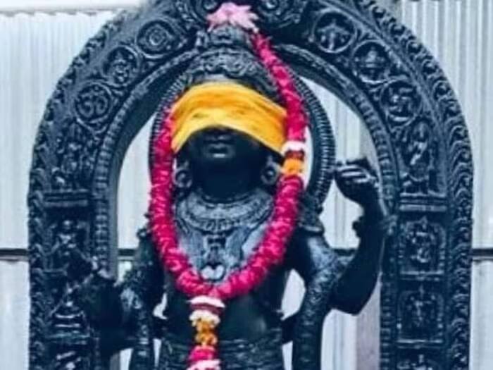 રામલલાની આ સ્થાવર પ્રતિમા કમળના ફૂલ પર સ્થાપિત કરવામાં આવી છે. સિંહાસનની સાથે તેની ઊંચાઈ 8 ફૂટ હશે. તમને જણાવી દઈએ કે આ મૂર્તિને વડાપ્રધાન નરેન્દ્ર મોદી 22 જાન્યુઆરીએ વૈદિક વિદ્વાનોની હાજરીમાં પવિત્ર કરશે