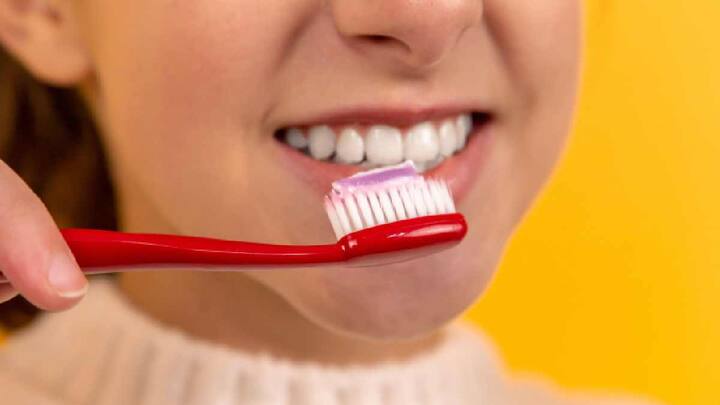 तुम्हीही चुकीच्या पद्धतीने दात घासता आहात का? दातांच्या चांगल्या आरोग्यासाठी 'या' 5 टिप्स फॉलो करा   (Photo credit: Unsplash)
