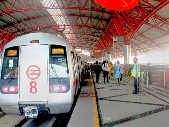 Delhi Metro Ticket: मेट्रो का सफर काफी आरामदायक और आसान है, इसीलिए तमाम शहरों में लोग मेट्रो से ही सफर करना पसंद करते हैं.