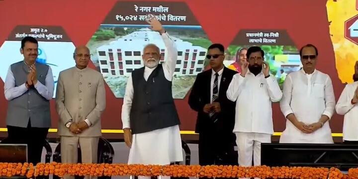पंतप्रधान नरेंद्र मोदी आज महाराष्ट्र, कर्नाटक आणि तामिळनाडूला भेट देणार आहेत. पंतप्रधान सकाळी सुमारे 10:45 वाजता, महाराष्ट्रातील सोलापूर येथे अनेक विकास प्रकल्पांचं उद्घाटन आणि पायाभरणी करतील. (Photo Credit : facebook/mieknathshinde)