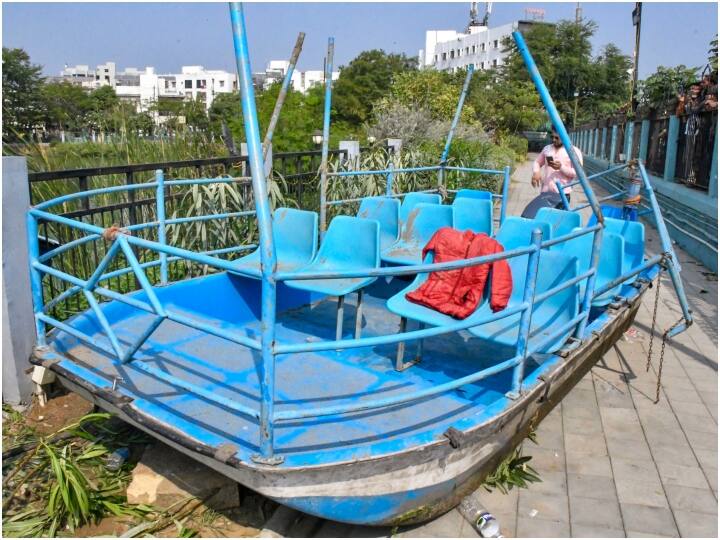 प्राथमिकी में कहा गया है कि क्षमता से अधिक भार होने के कारण नाव पहले हिलने लगी और फिर पलट गई.