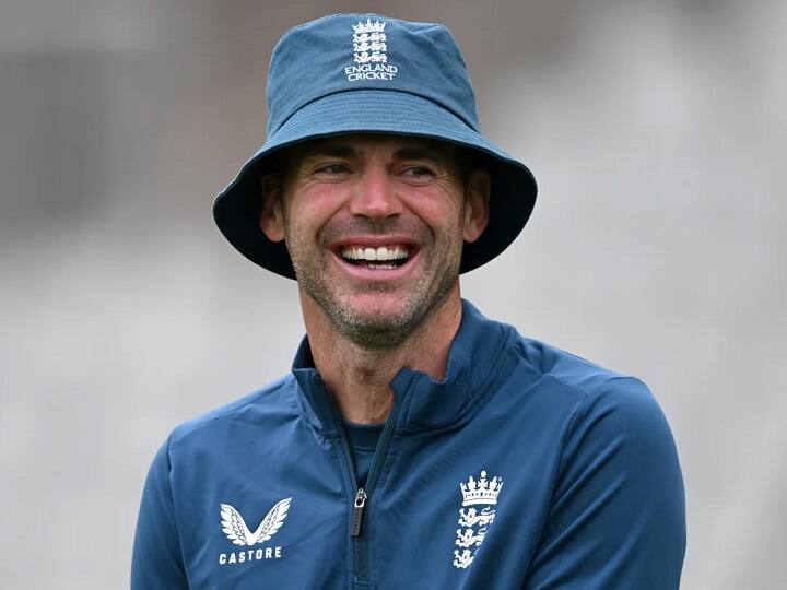 भारत-इंग्लैंड टेस्ट मुकाबलों में सबसे ज्यादा विकेट चटकाने का रिकॉर्ड जेम्स एंडरसन के नाम दर्ज है. एंडरसन ने भारत के खिलाफ 35 मुकाबले खेले हैं और 139 विकेट चटकाए हैं. इस दौरान उनका बॉलिंग एवरेज 24.89 रहा है.