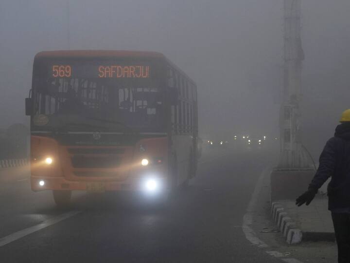 Delhi Cold Wave: दिल्ली शुक्रवार को भी शीतलहर की चपेट में रही और अधिकतम तापमान 14.2 डिग्री सेल्सियस रहा, जो औसत से 5 डिग्री कम है. सुबह न्यूनतम तापमान 7.1 डिग्री सेल्सियस था, जो औसत से 1 डिग्री कम है