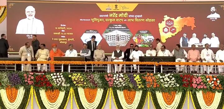 पंतप्रधान नरेंद्र मोदींचा आज सोलापूर दौरा आहे. थोड्याच वेळात मोदी सोलापुरात दाखल होतील(Photo Credit : facebook/mieknathshinde)
