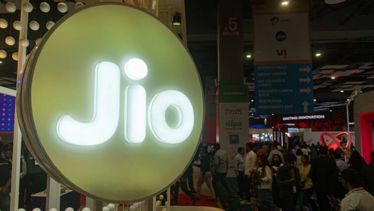 Reliance jio outpaced bharti airtel with 39 lakh new mobile users in december 2023 Jio એ 39.94 લાખ નવા મોબાઈલ ગ્રાહક જોડ્યા, Airtel અને  VI ને પાછળ છોડ્યું