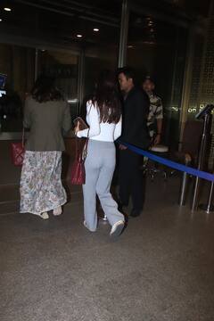 Celebs Spotted: मां के साथ एयरपोर्ट पर स्पॉट हुईं सुहाना खान, तो बेस्टी मौनी के पति संग बास्केटबॉल खेलती दिखीं दिशा पटानी, देखें तस्वीरें