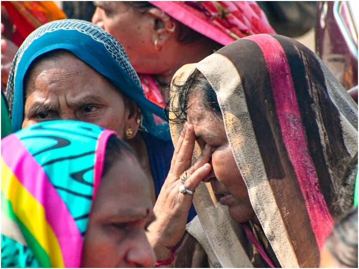 इस बीच, कुछ परिवारों ने नाव हादसे में मारे गए अपने बच्चों का गुरुवार की देर रात अंतिम संस्कार कर दिया जबकि अन्य का शुक्रवार को किया गया.