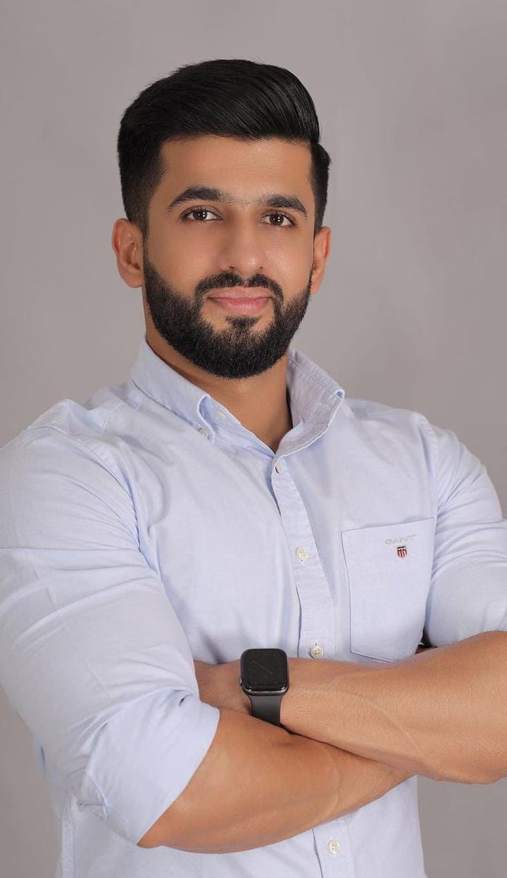 ਅਨਮੋਲ ਇੱਕ ਗਰੀਬ ਲਾਚਾਰ ਪਰਿਵਾਰ ਦੀ ਹਾਲਤ ਦੇਖ ਕੇ ਪਰੇਸ਼ਾਨ ਨਜ਼ਰ ਆਇਆ। ਉਸ ਨੇ ਕਿਹਾ ਕਿ 'ਇਹ ਲੜਕਾ ਆਪਣੇ ਘਰ ਦੇ ਕਾਗਜ਼ ਗਿਰਵੀ ਰੱਖ ਕੇ ਆਪਣੇ ਬੀਮਾਰ ਭਰਾ ਦਾ ਇਲਾਜ ਕਰਵਾ ਰਿਹਾ ਹੈ।
