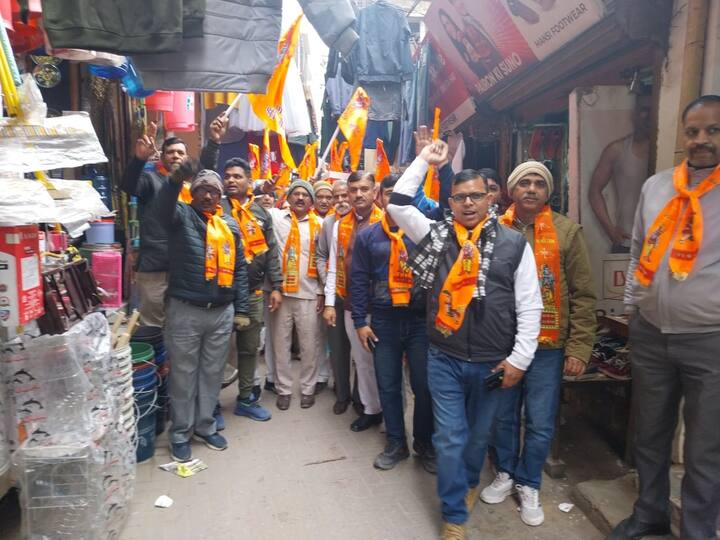 क्षेत्र के लखेरा समाज के लोगों ने बड़े ही उत्साह और श्रद्धा के साथ माता सीता के लिए यह लाख का सुहाग चूड़ा व श्रृंगार का सामान तैयार किया है. लखेरा समाज के पदाधिकारियों ने कहा कि भगवान श्रीराम हमे अपार हर्ष की अनुभूति हो रही है कि शुक्ल पौष द्वादशी को आप अपने नवनिर्मित भव्य भवन में प्रवेश कर रहे हैं.