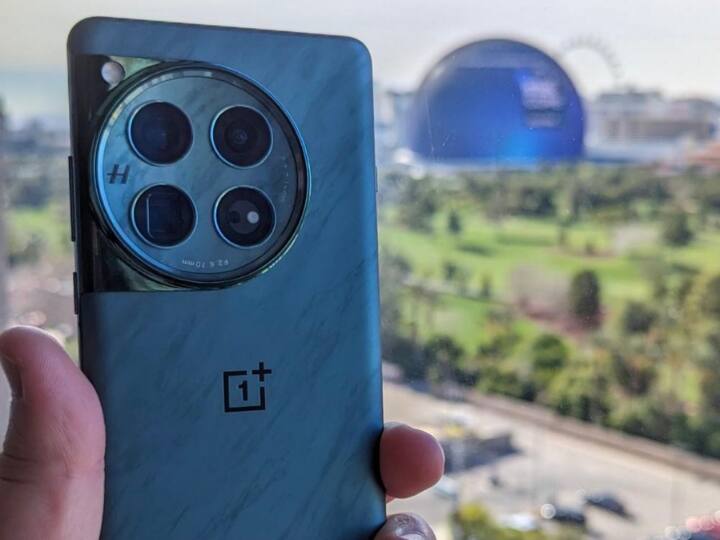 वनप्लस 12 की कीमत भारत में 12/256GB के लिए 69,999 रुपये हो सकती है. अमेजन ने गलती से इस प्राइस को कुछ समय पहले रिवील किया था. वहीं, लीक्स में Oneplus 12R की कीमत 40 से 42,000 रुपये के बीच बताई जा रही है.