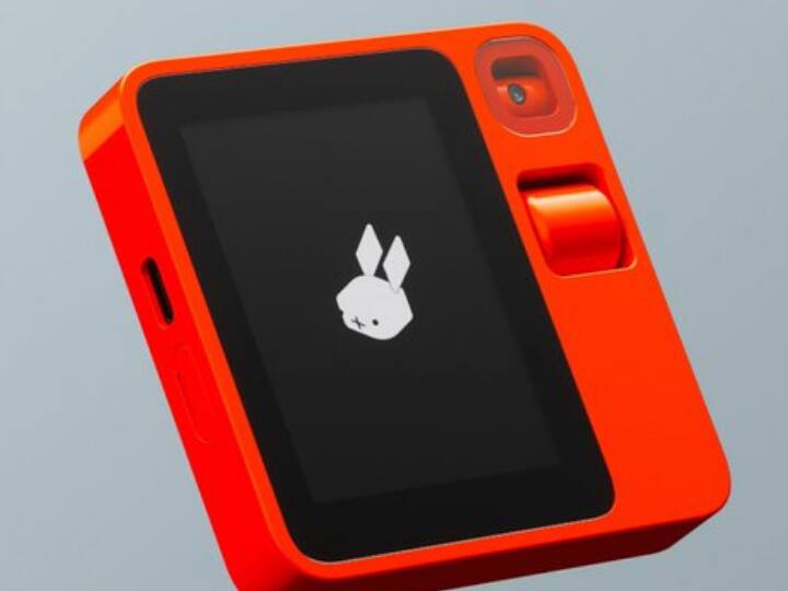 Rabbit R1 एक छोटा सा डिवाइस है जो AI पर काम करता है. इसमें एक बटन और स्क्रीन दी गई है जो आपके कमांड को सुनकर स्क्रीन पर रिजल्ट देता है. इस डिवाइस में कोई भी ऐप नहीं है. ये Rabbit OS पर काम करता है जो LAM मॉडल पर बेस्ड है.