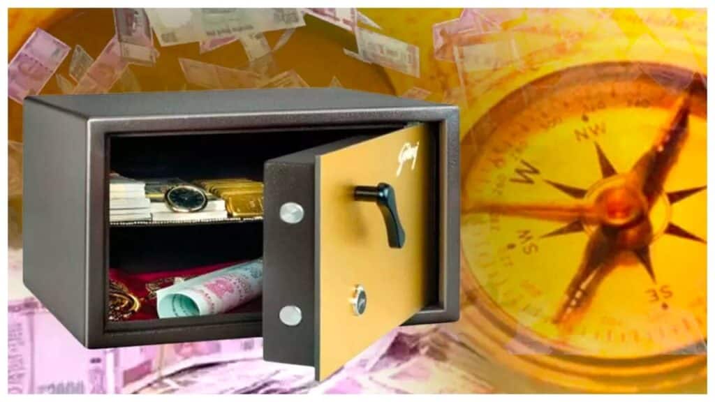 according to vastu shastra keeps these things in tijori its tips bring prosperity in life Vastu Tips: કયારેય ખાલી નહિ થાય ઘરની તિજોરી, બસ આ એક વાસ્તુ ઉપાય નિયમત કરો