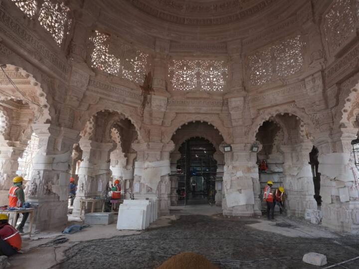 मंदिर में कुल पांच मंडप बनाए गए हैं. नृत्य मंडप, रंग मंडप, गूढ़ मंडप ( सभा मंडप) प्रार्थना मंडप और कीर्तन मंडप. खम्भे और दीवारों में देवी- देवताओं की मूर्तियां बनाई गई हैं.