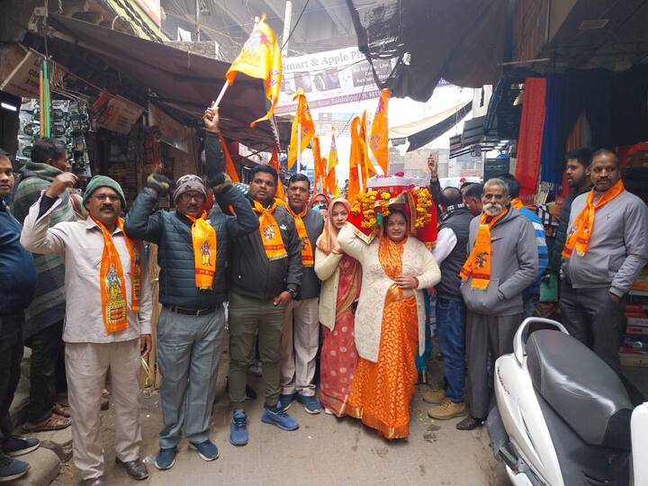 लखेरा सेवा संगठन के पदाधिकारी नरेश चौहान, संतलाल गहलोत, राजबीर हरसरू, अजय राठौर, कृष्ण सिलानी समेत अनेक लोग, महिलाएं, बच्चे इस कार्यक्रम का हिस्सा बने. माता सीता और भगवान श्रीराम के नारों से पूरा क्षेत्र राममय हो गया.