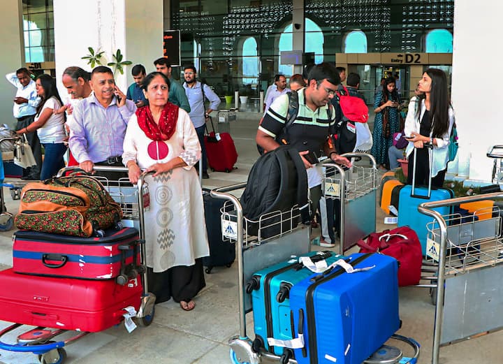 इस हवाई सफर में सब कुछ काफी बेहतरीन होता है, लेकिन जब फ्लाइट डिले होनी शुरू होती है तो ये सफर अंग्रेजी वाले Suffer में बदल जाता है.