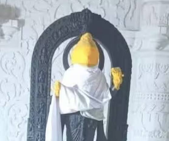 ਇਸ ਤੋਂ ਪਹਿਲਾਂ ਭਗਵਾਨ ਰਾਮ ਦੇ ਬਾਲ ਰੂਪ ਰਾਮਲਲਾ ਦੀ ਮੂਰਤੀ ਰਾਮ ਮੰਦਰ ਦੇ ਪਵਿੱਤਰ ਅਸਥਾਨ 'ਚ ਰੱਖੀ ਗਈ ਸੀ। ਸ਼੍ਰੀ ਰਾਮ ਜਨਮ ਭੂਮੀ ਤੀਰਥ ਖੇਤਰ ਟਰੱਸਟ ਨੇ ਦੱਸਿਆ ਕਿ ਰਾਮਲਲਾ ਦੀ ਮੂਰਤੀ ਵੀਰਵਾਰ (18 ਜਨਵਰੀ) ਨੂੰ ਪਾਵਨ ਅਸਥਾਨ 'ਚ ਪ੍ਰਵੇਸ਼ ਕੀਤੀ ਗਈ।